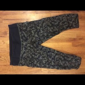 Lululemon Crops Camo/Green with Pockets 8
